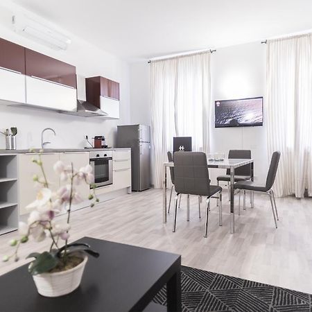 Hemeras Boutique Homes - City Center Design Flats Milan Bagian luar foto